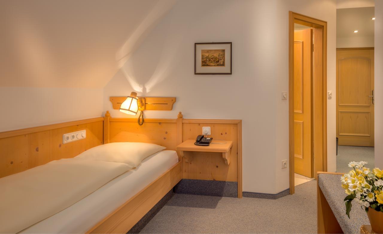 Hotel Gasthof Zur Post Unterfoehring Bagian luar foto
