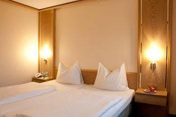 Hotel Gasthof Zur Post Unterfoehring Bagian luar foto