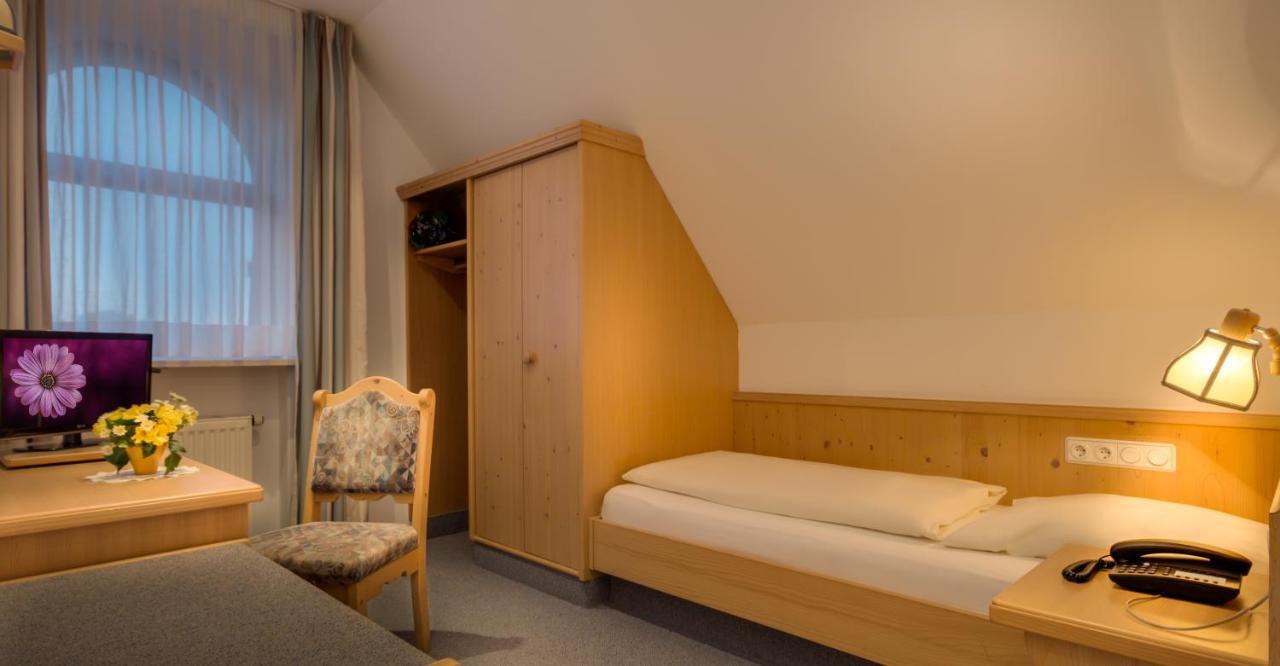 Hotel Gasthof Zur Post Unterfoehring Ruang foto